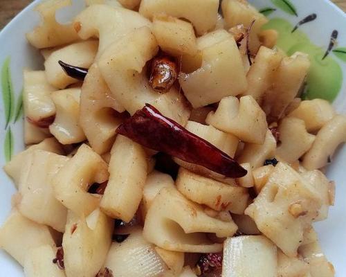 以素炒藕丁为主角的美食教程（以新鲜藕为原材料）