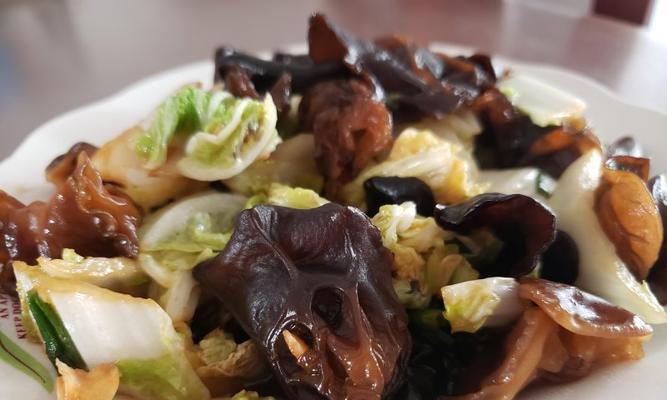 素炒泥蒿木耳，健康美味的素食佳肴（以泥蒿和木耳为主材料）