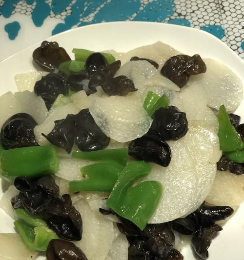 素炒泥蒿木耳，健康美味的素食佳肴（以泥蒿和木耳为主材料）