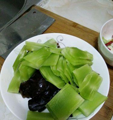 简单又健康的素食菜谱——素炒木耳青菜（教你如何制作美味又营养的素食佳肴）