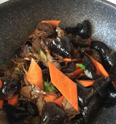 素炒瓜片木耳尖椒，营养美味又简单（健康素食的）