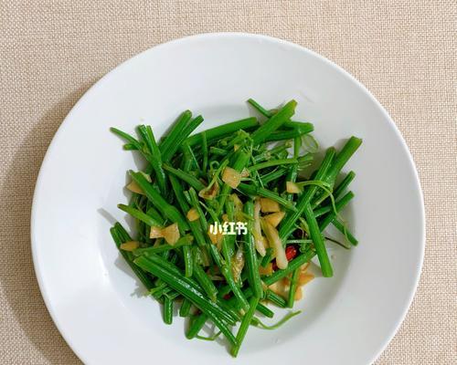 清爽素炒佛手瓜苗（佛手瓜苗的营养与烹饪技巧）