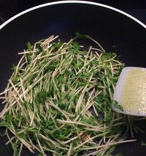 清爽可口的素炒豆苗（素食健康）