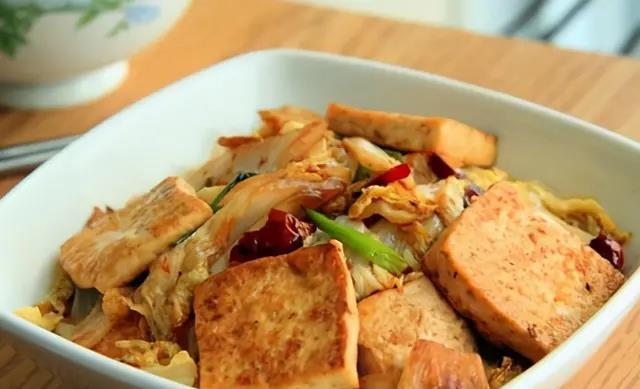 素食美食，以素炒豆腐为主题（简单易做）