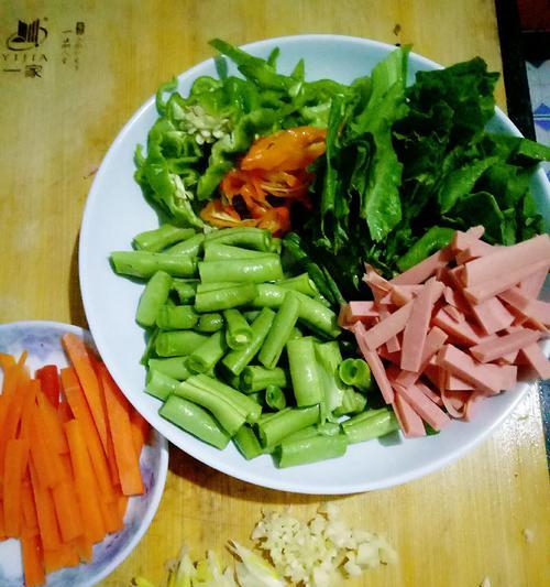 以素炒彩蔬，让健康营养成为餐桌上的主角（彩蔬美味又健康）