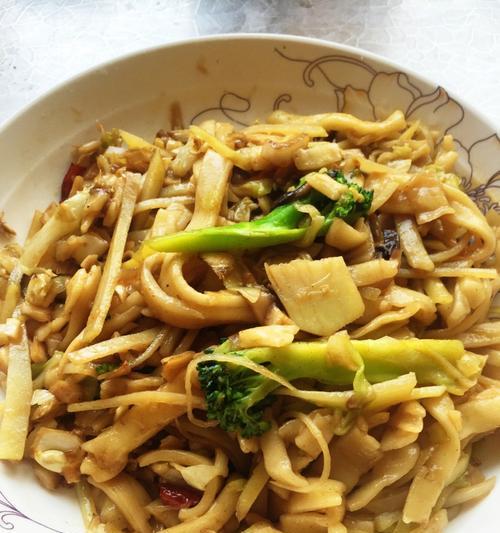 美味素菜鸡蛋炒面的做法（简单易学的素菜鸡蛋炒面）