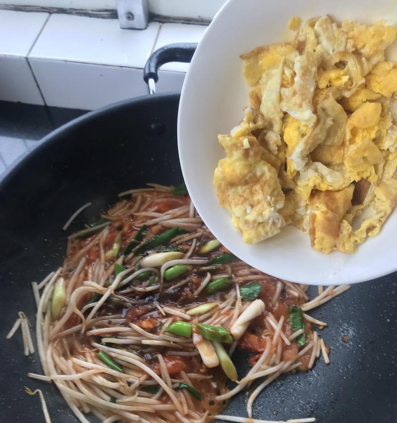 美味素菜鸡蛋炒面的做法（简单易学的素菜鸡蛋炒面）