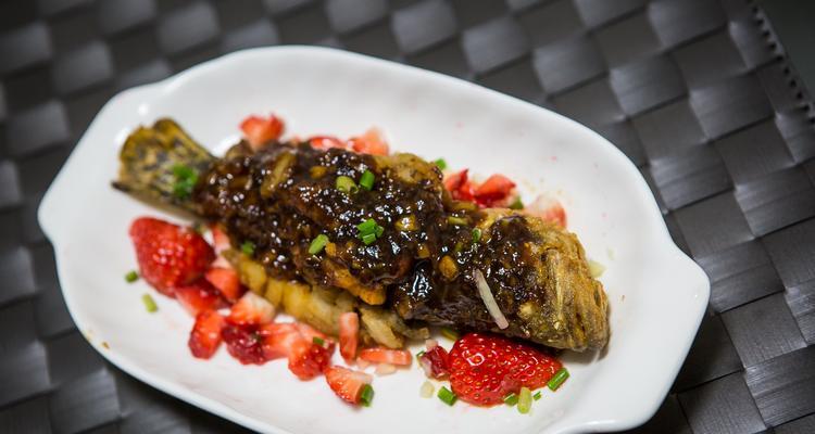 素版松鼠桂鱼的做法（用清新素材打造美味佳肴）
