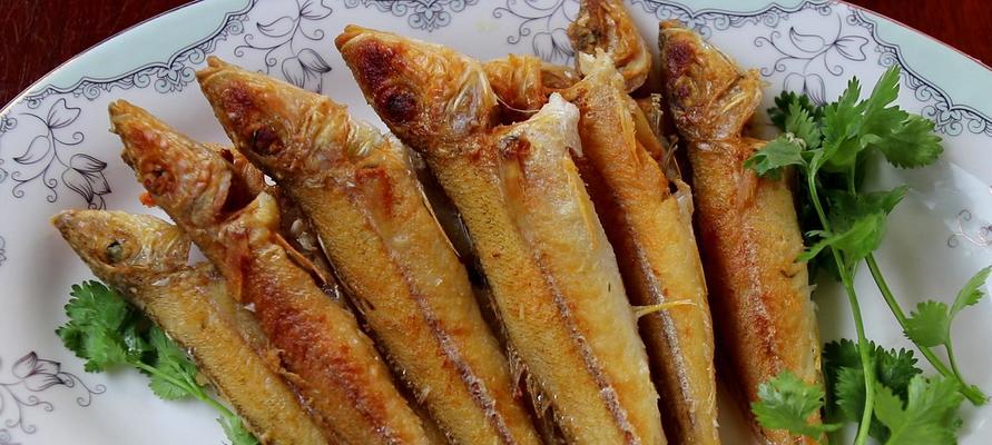 家常小炸鱼做法（用酥炸技巧让小鱼变得更加美味）