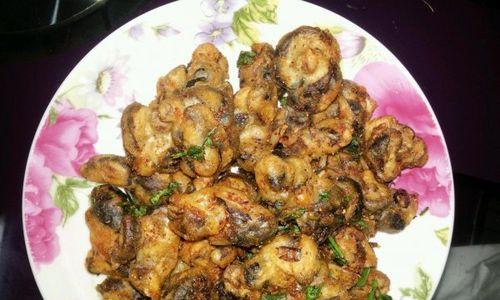 如何制作酥炸香菇（掌握简单技巧）