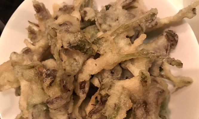 酥炸香椿鱼，美味不容错过（用新鲜香椿和优质鱼肉）