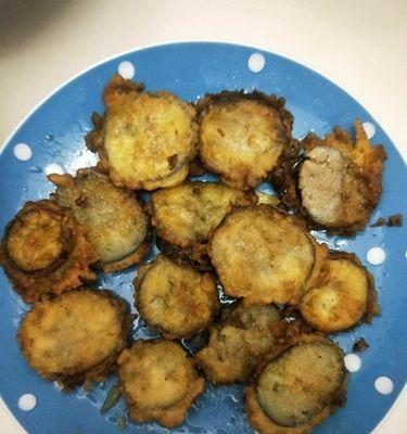 酥炸茄盒的制作方法（用新鲜茄子和多样调料制作美味小食）