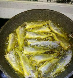 美味可口的酥香小黄花鱼（用这个简单易行的食谱）