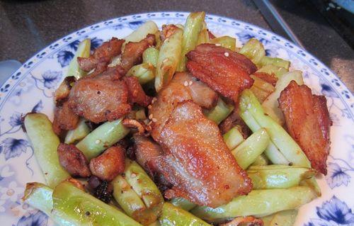 用酥脆的口感为回锅肉加分，炒出层层的美味享受（用酥脆的口感为回锅肉加分）