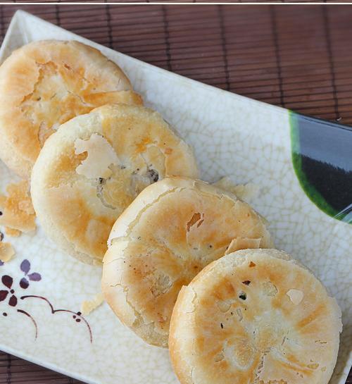 手工制作酥皮五仁月饼（传统美味）