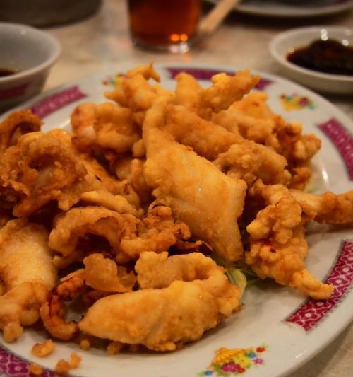 酥化椒盐鲜鱿的做法（用简单步骤制作美味酥脆口感的鲜鱿料理）