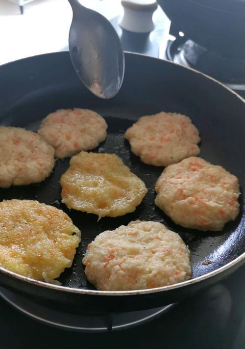 如何制作酥脆土豆饼（一步一步教你制作美味可口的酥脆土豆饼）