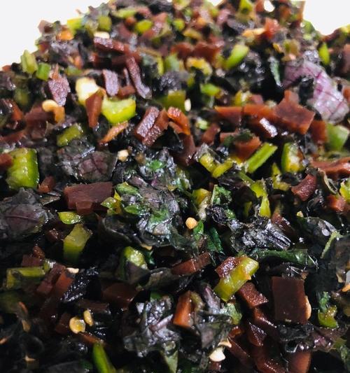 尝鲜苏子叶，制作咸菜享口福（掌握苏子叶咸菜的制作技巧）
