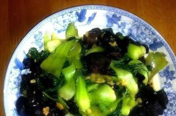 瘦肉油菜木耳的美味烹饪（简单易做）