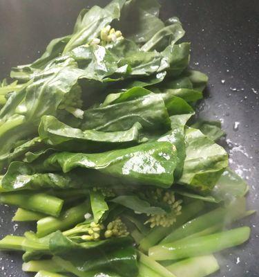 瘦肉炒芥兰，美味健康的佳肴（家庭简单易学的菜谱）