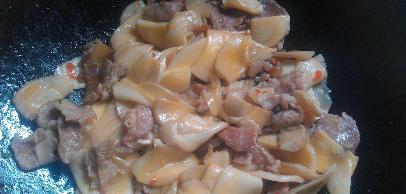 轻松健康的瘦肉炒鸡腿菇（健康营养的美食菜谱）