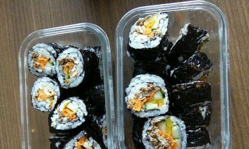 美味可口的寿司海苔包饭（用新鲜食材）