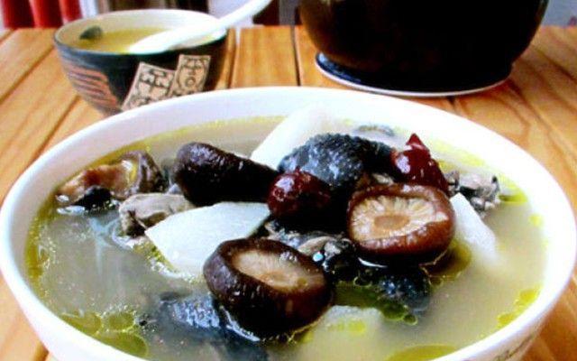 以首乌乌鸡汤为基础的营养汤品（营养健康）