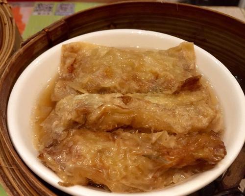 手抓腐皮卷——一道别样的美味（手抓腐皮卷的制作方法及口感介绍）