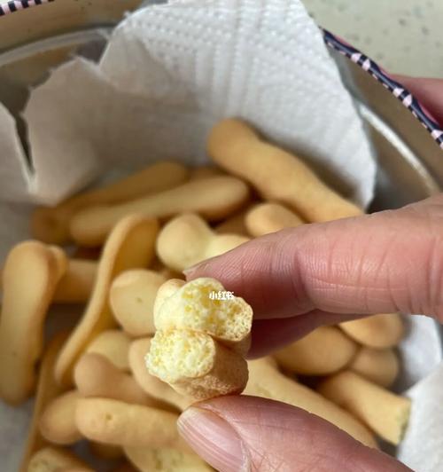 五彩斑斓的手指饼（如何用简单材料制作美味可口的手指饼）