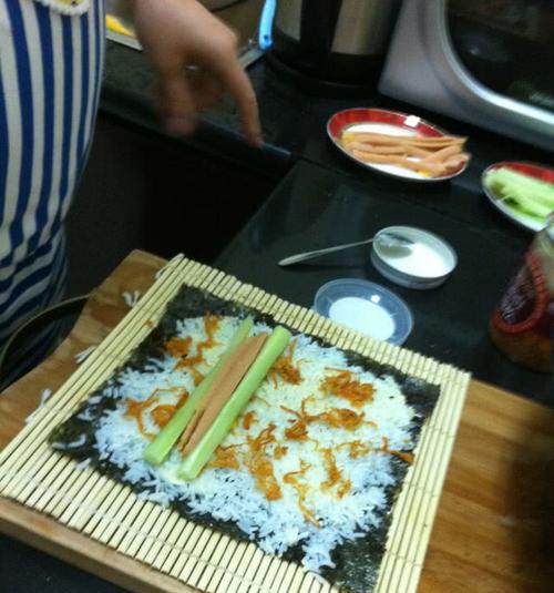 手握汉堡寿司的制作方法（从平凡到美味的食物组合）