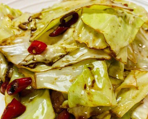 手撕圆白菜，做出鲜美佳肴（手工制作的营养美食）