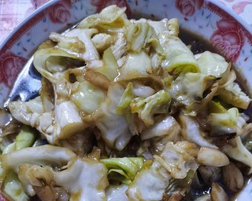 手撕圆白菜，做出鲜美佳肴（手工制作的营养美食）