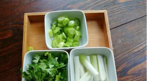 手撕茄子拌蒜苗（用家常菜做美食）