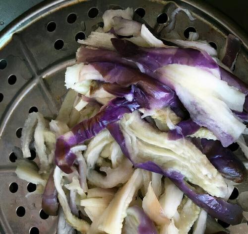 手撕茄子拌蒜苗（用家常菜做美食）