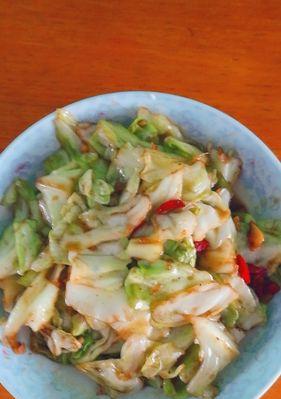 手撕平包菜，做出美味多汁的佳肴（一道简单易学的家常菜）