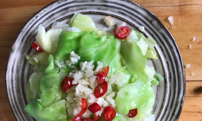 手撕包菜拌粉条（健康营养的家常美食）