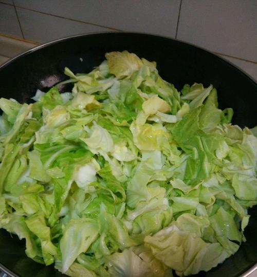 手撕包菜拌粉条（健康营养的家常美食）
