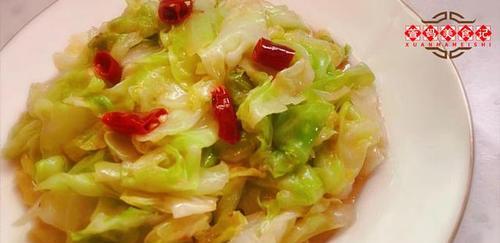 手撕包菜八宝蛋的做法（一道美味健康又营养的家常菜）