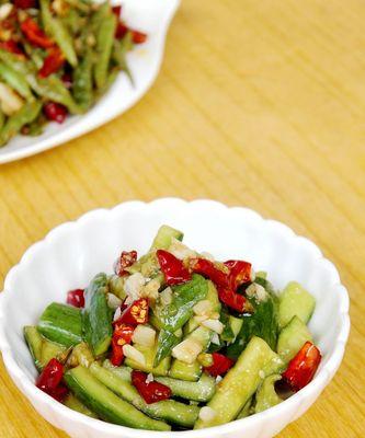 手抓黄瓜，一道清凉美味的夏日佳肴（美食DIY）