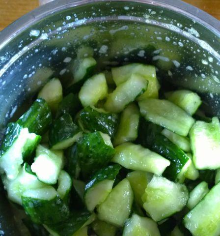 手抓黄瓜，一道清凉美味的夏日佳肴（美食DIY）
