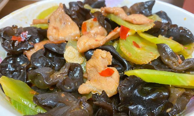 手拍黄瓜炒肉片（美味又健康的家常菜）