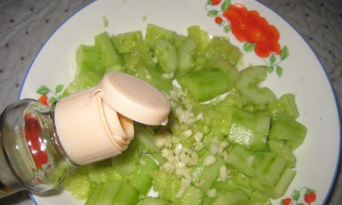 手拍黄瓜炒肉片（美味又健康的家常菜）