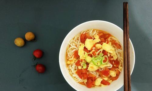 手工鸡蛋面的制作方法（体验传统美食的乐趣）