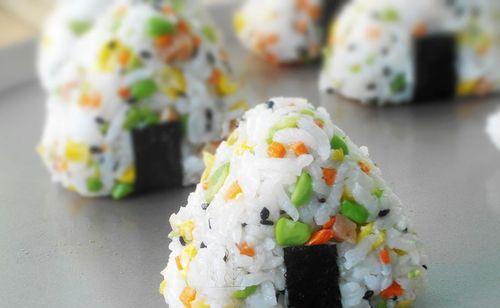 用手打造美味饭团（手艺精湛）