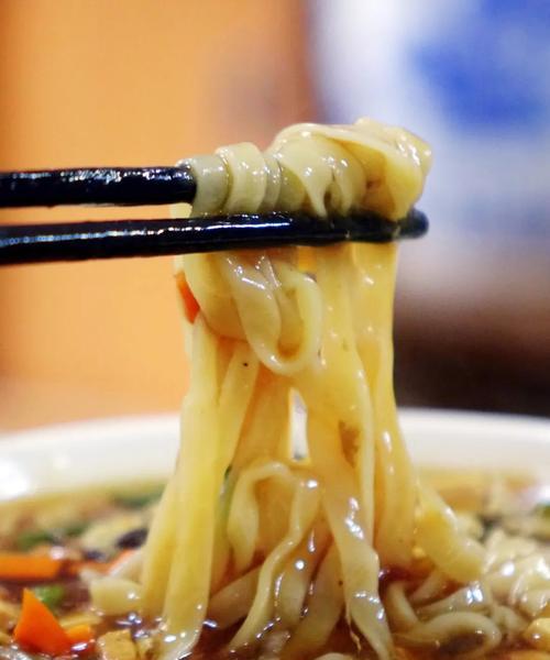 手工制作营养美味菠菜牛肉臊子面（家庭厨房里的特色美食）