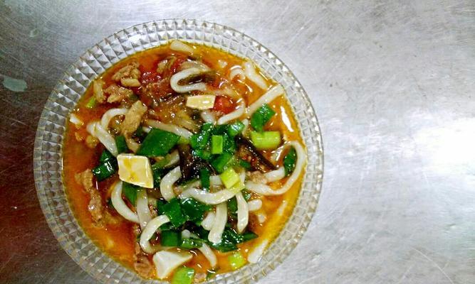 手工制作营养美味菠菜牛肉臊子面（家庭厨房里的特色美食）
