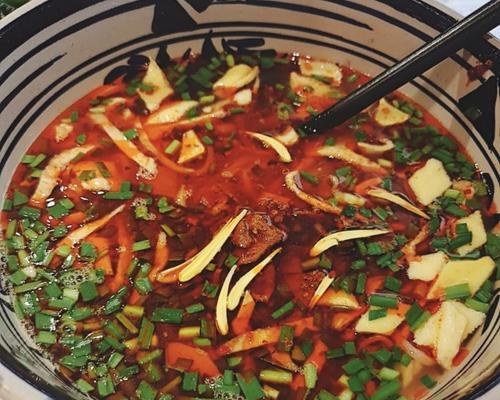 手工制作营养美味菠菜牛肉臊子面（家庭厨房里的特色美食）