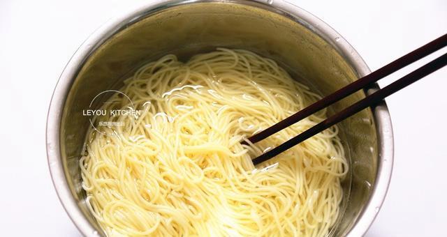 手擀三条腿面条的制作方法（体验最地道的面食美味）