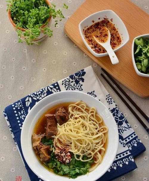 如何制作美味的手擀牛肉面（以传统的方作口感极佳的牛肉面）