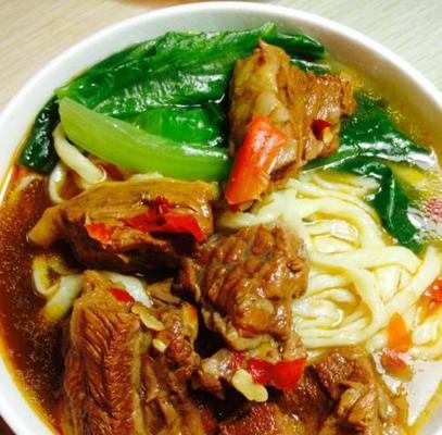 如何制作美味的手擀牛肉面（以传统的方作口感极佳的牛肉面）